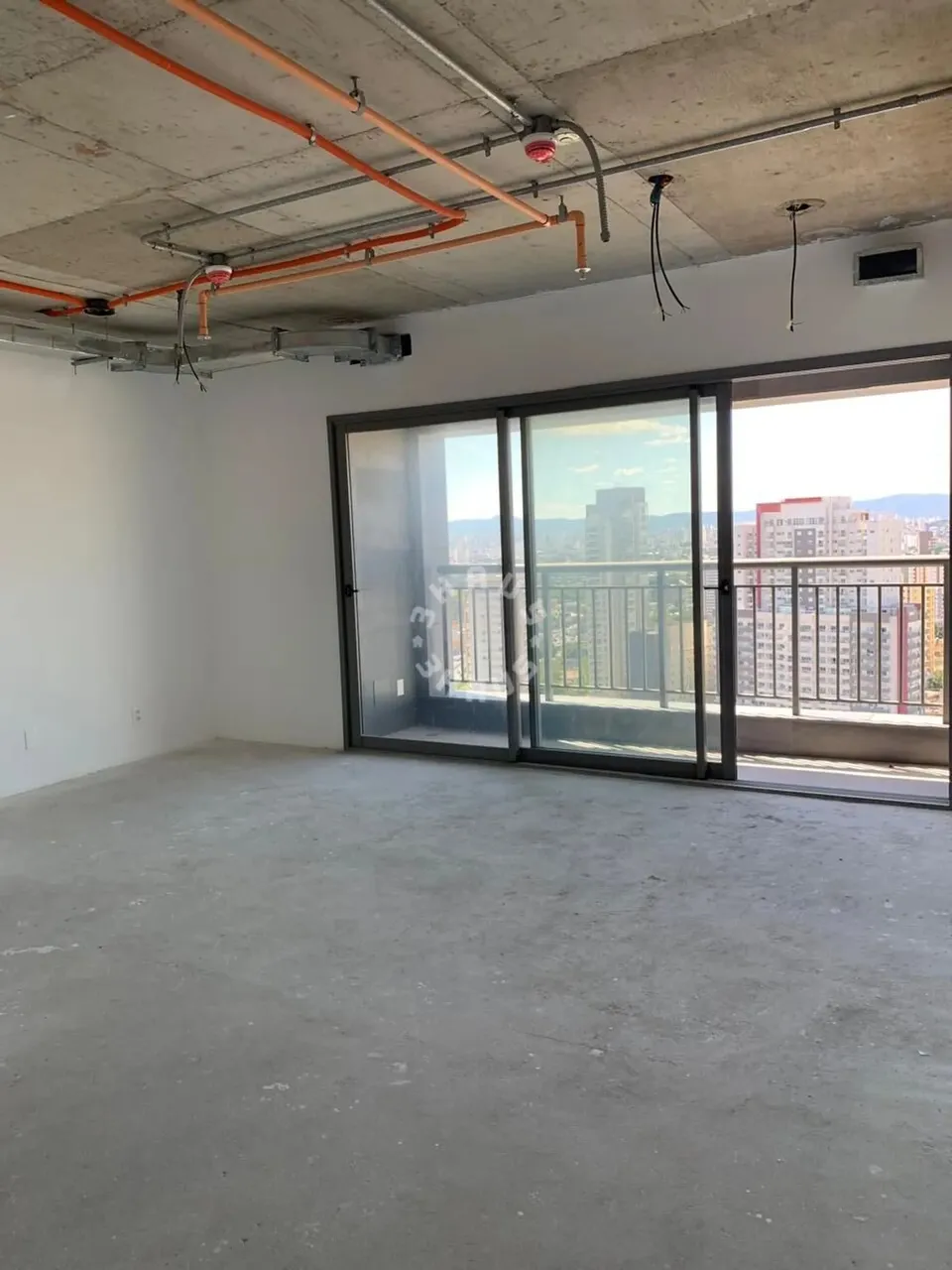 Sala comercial de 41m² no Tatuapé, com varanda e 1 vaga de garagem no prédio mais alto de 