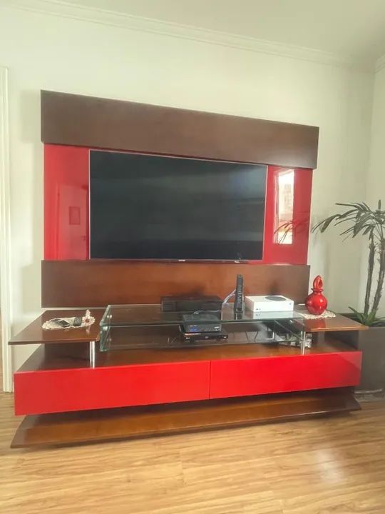 Rack com painel de madeira maciça. Vermelho e imbuia