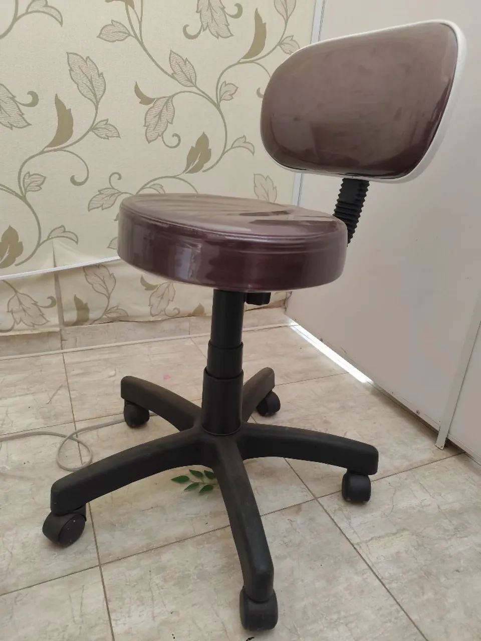 Maca, mesa auxiliar e mocho. Tudo semi novao - Foto 4