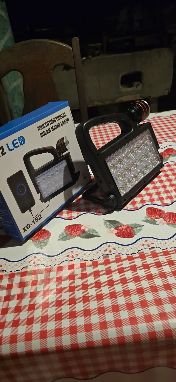 Lanterna multifuncional com placa Solar