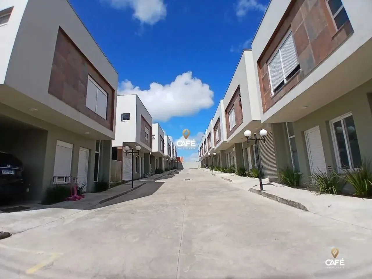 Casa Duplex De 3 Dormitórios, Suíte, Sala De Estar, 2 Banheiros, Cozinha, Área D