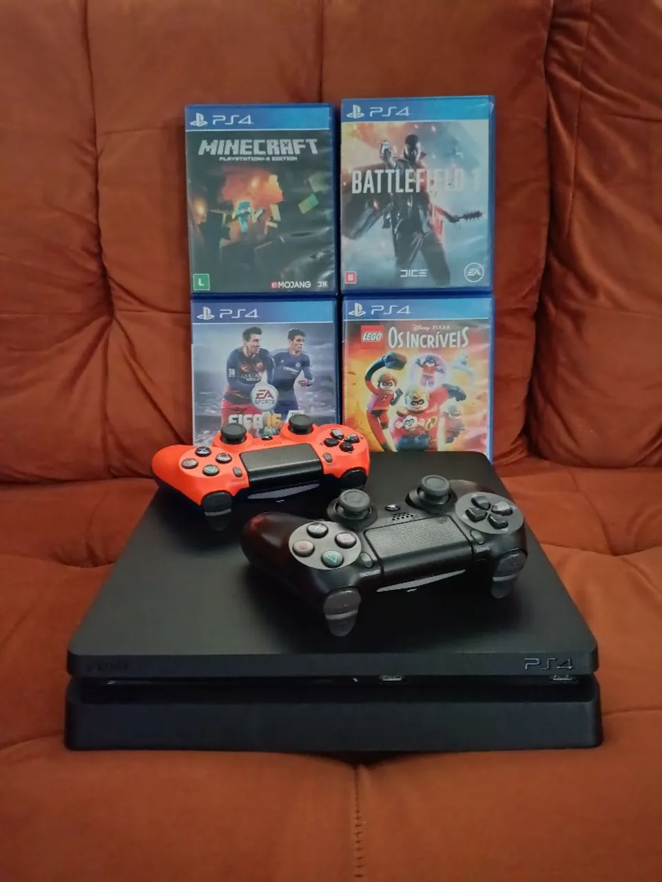 PlayStation 4 (PS4) com Jogos e Controles (Leia a descrição).