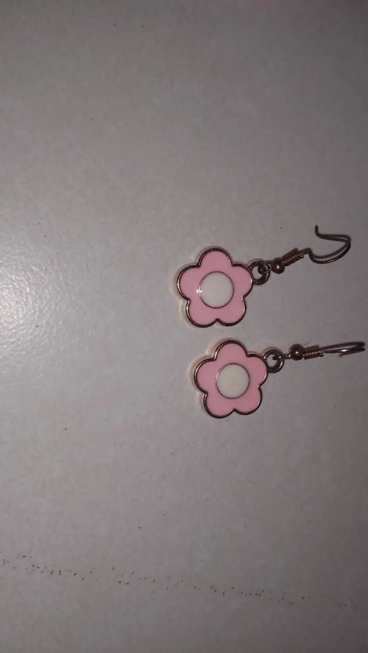 Brincos de flor rosa com detalhe branco