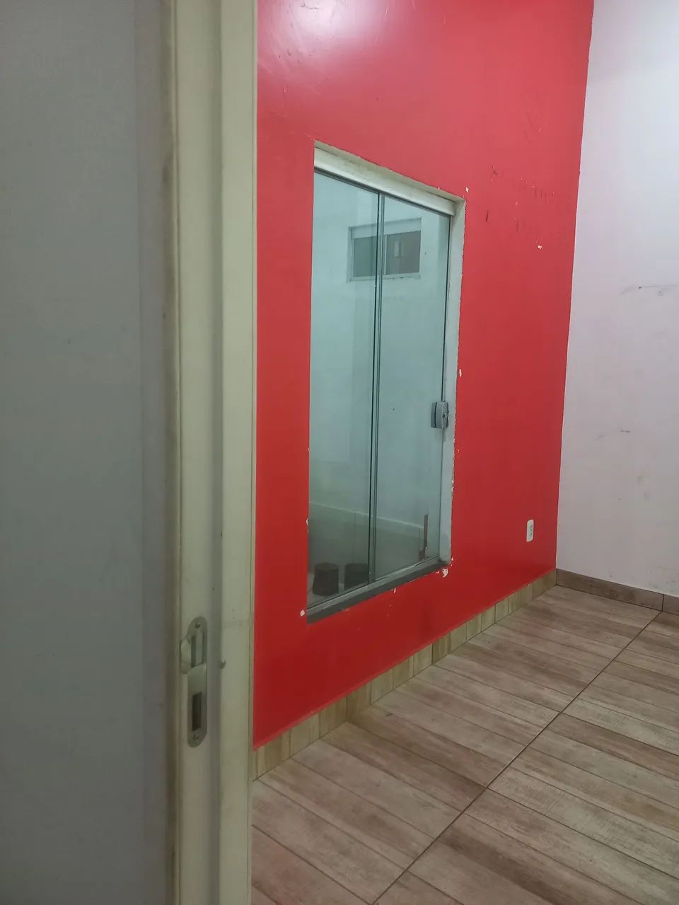 LOJÃO NA PRINCIPAL da QS 4, CONJ 1, MEDINDO 8.5X18.5m, pe direto 3.40m FONE 61 9. *  - Foto 2