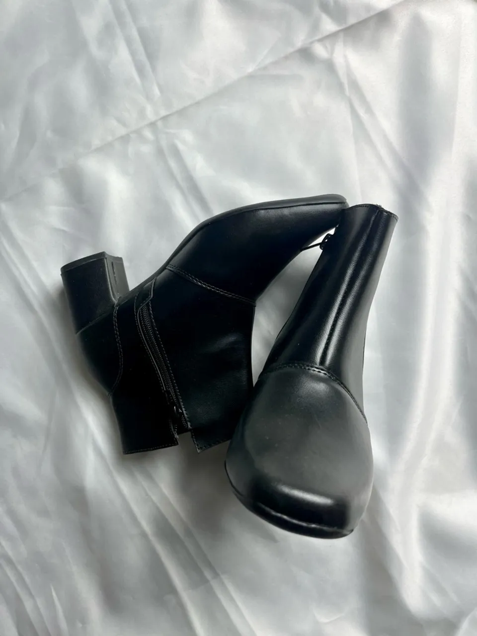 Bota Feminina Preta com Salto Médio - Modelo Sem Cadarço e Design Liso