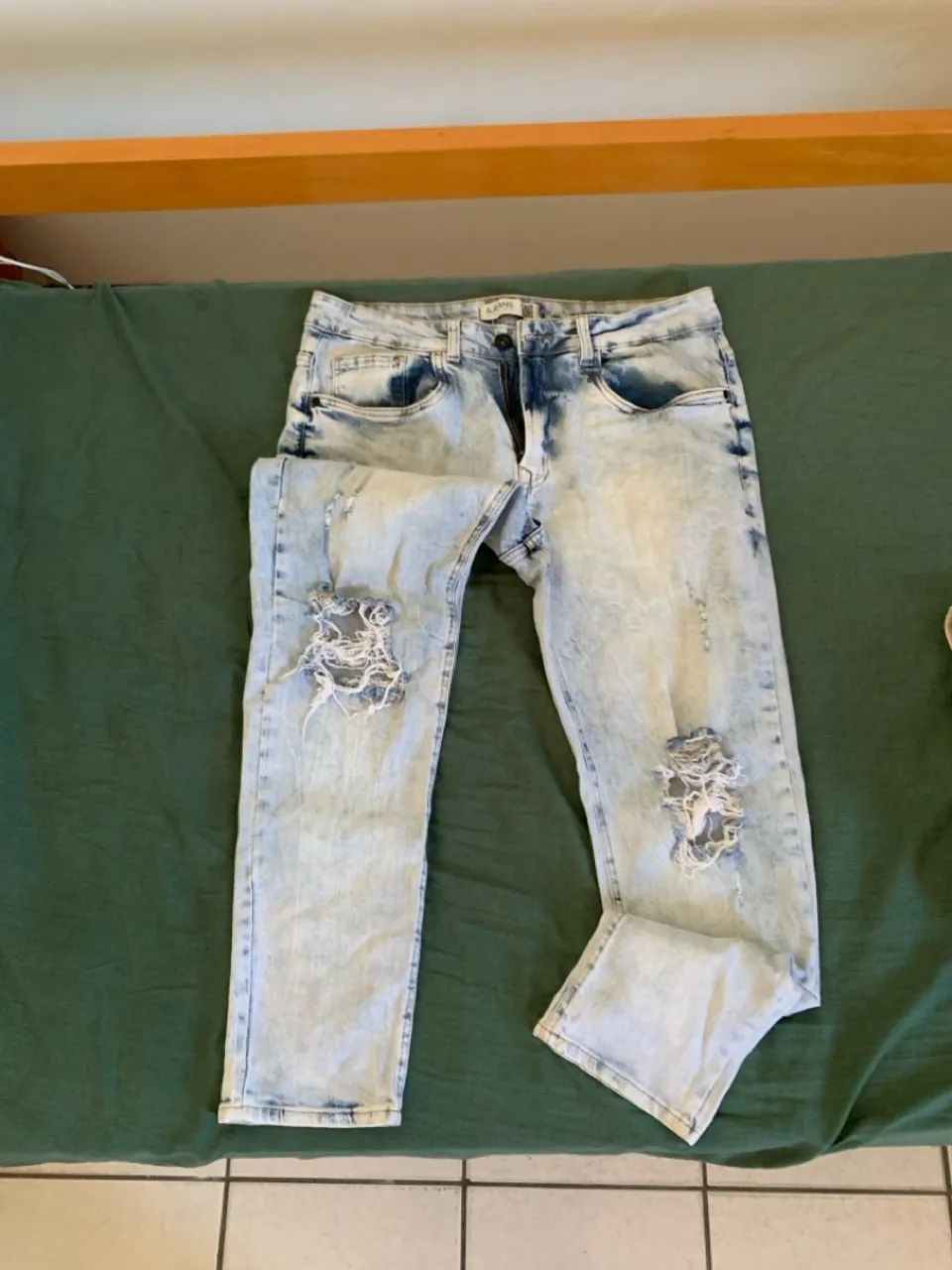 Calça Jeans Carrot Destroyed Azul Claro - Foto 2