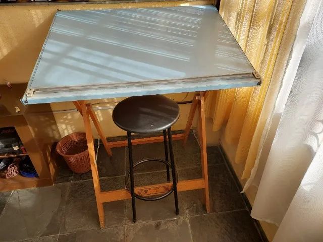 Prancheta para desenho com banco.