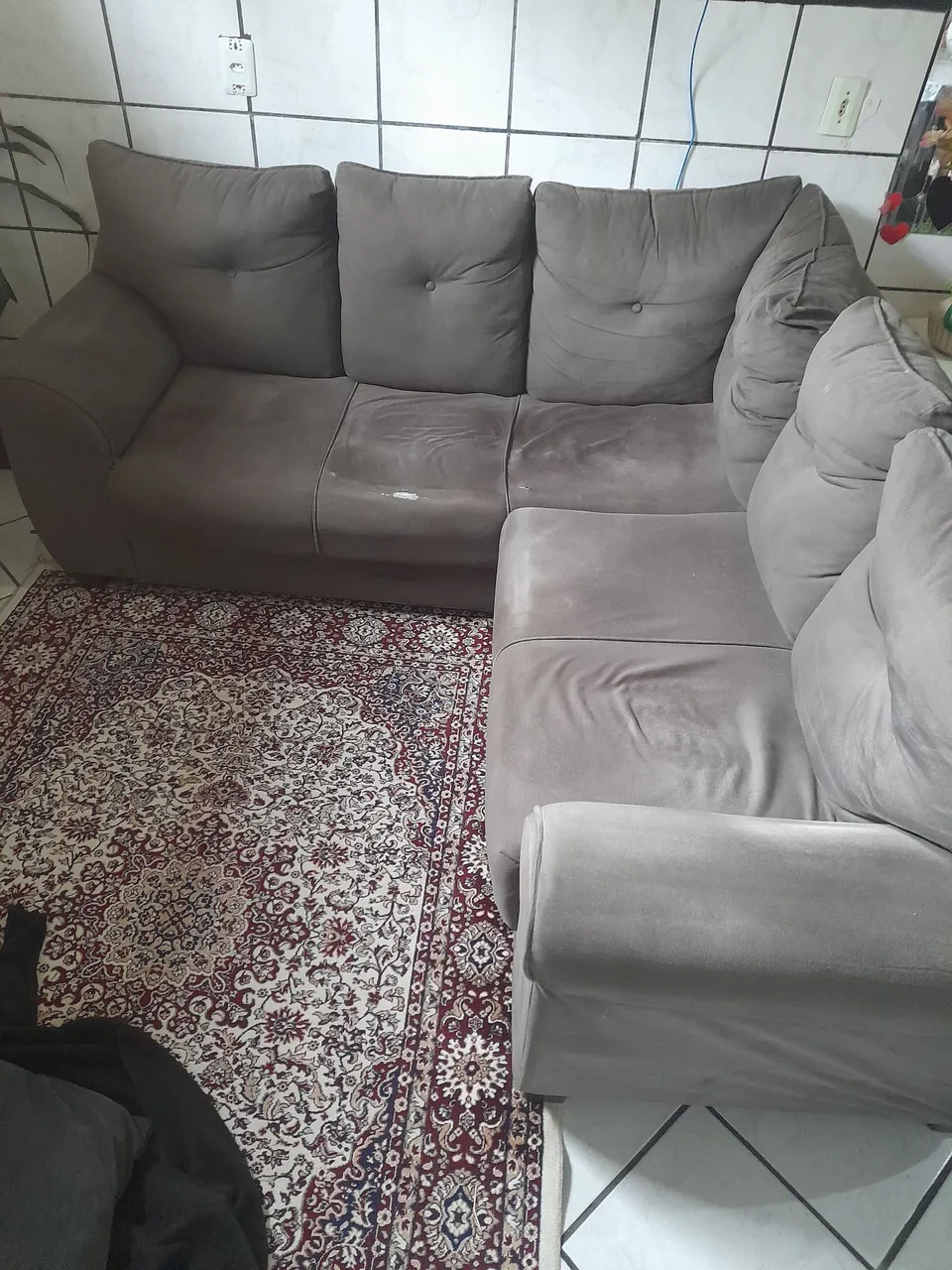 Sofá de canto espaçoso e confortável