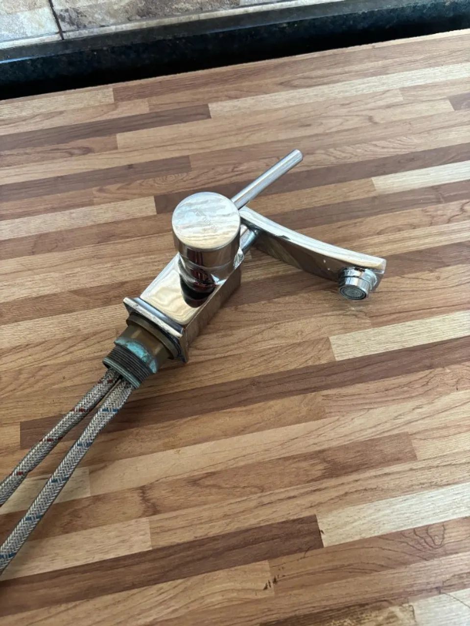 Torneira com misturador Água quente e fria