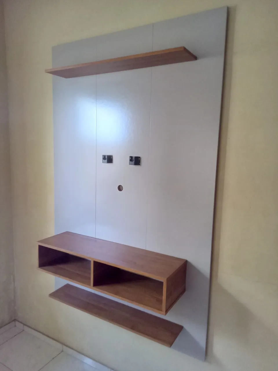 Vendo por motivo de viagem Painel de TV com Prateleiras e Nicho. Pouco tempo de uso.