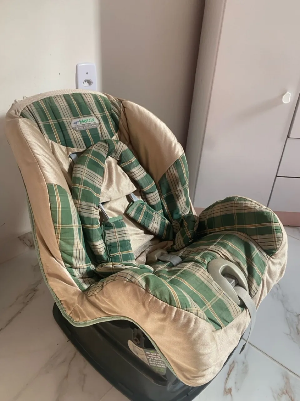 Cadeirinha infantil para carro.