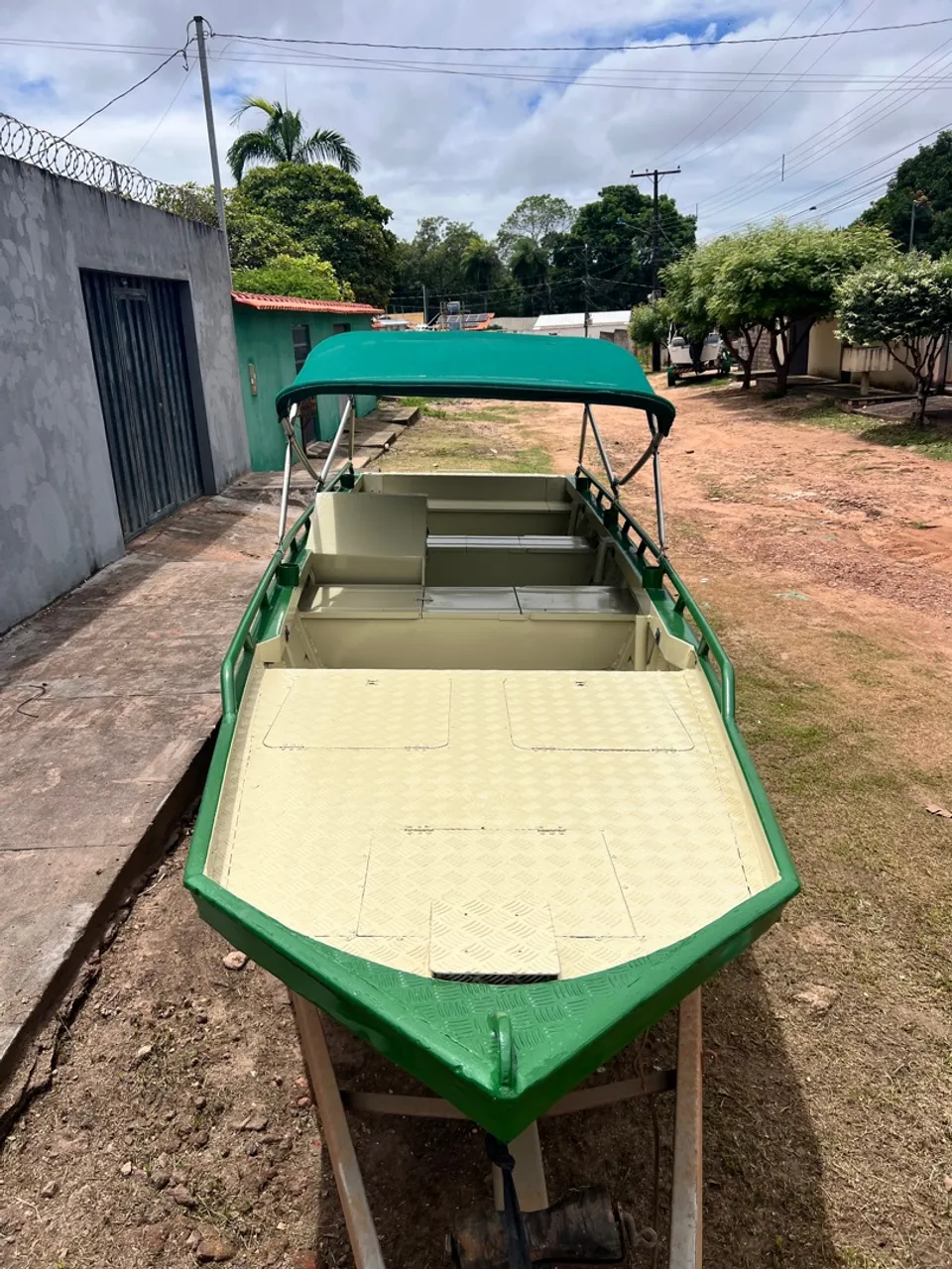 Barco de Alumínio com Toldo - Ideal para Passeios
