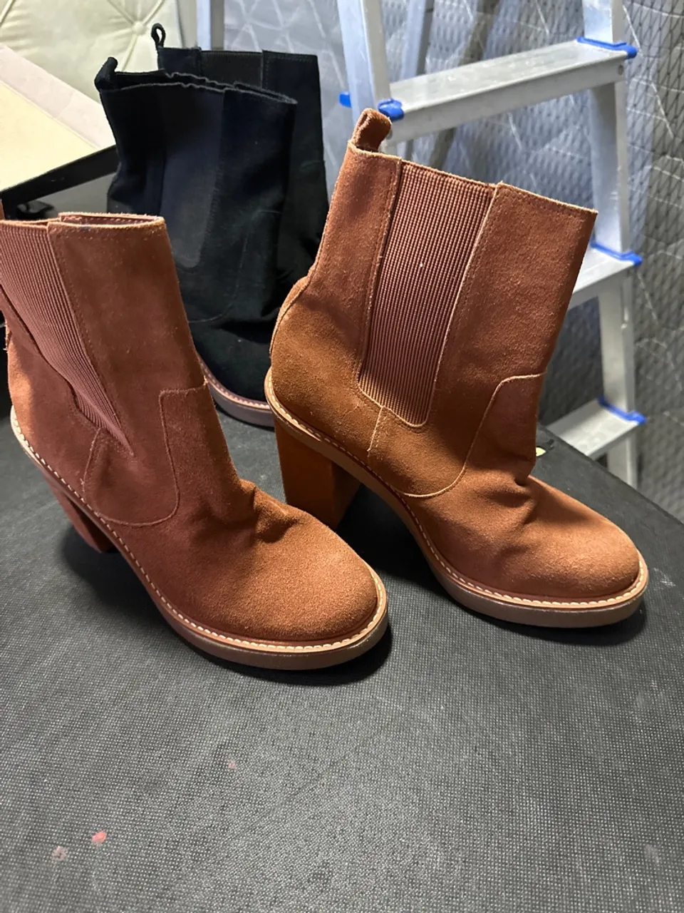 Botas de camurça marrom - Elegância e conforto!
