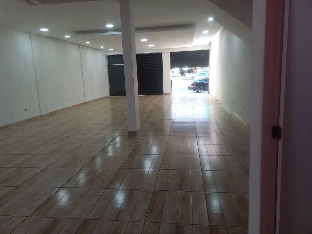 LOJÃO NA PRINCIPAL da QS 4, CONJ 1, MEDINDO 8.5X18.5m, pe direto 3.40m FONE 61 9. * 