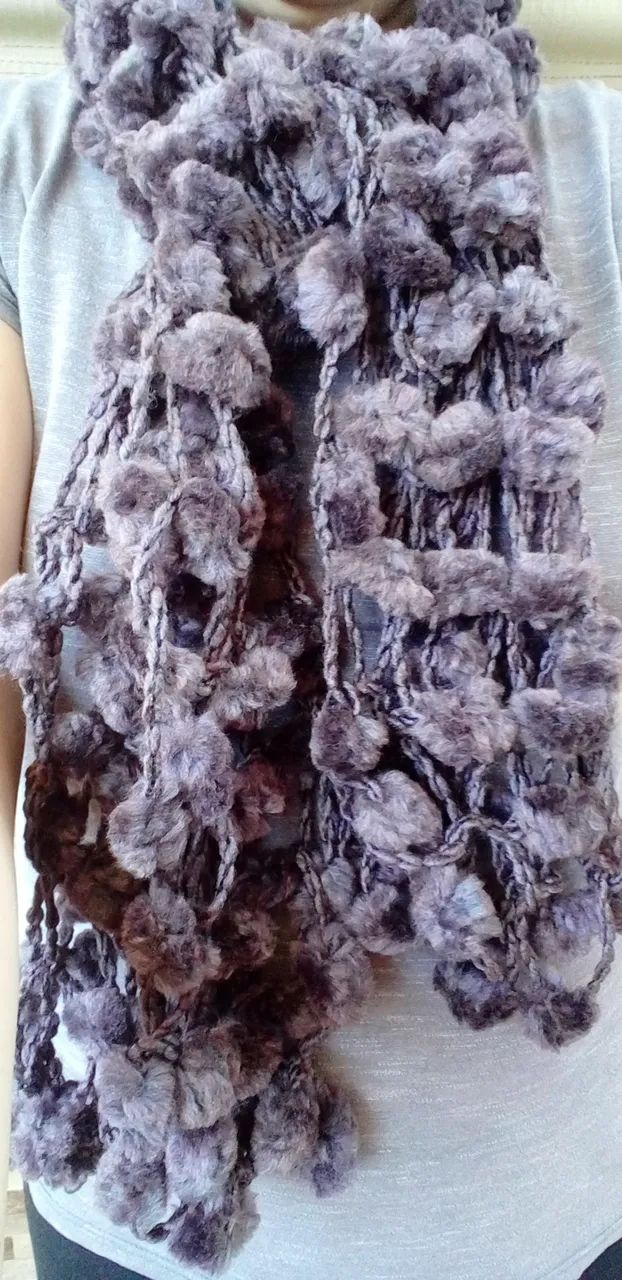 Cachecol Pompom de Pelúcia Artesanal Cinza Chumbo 166cm
