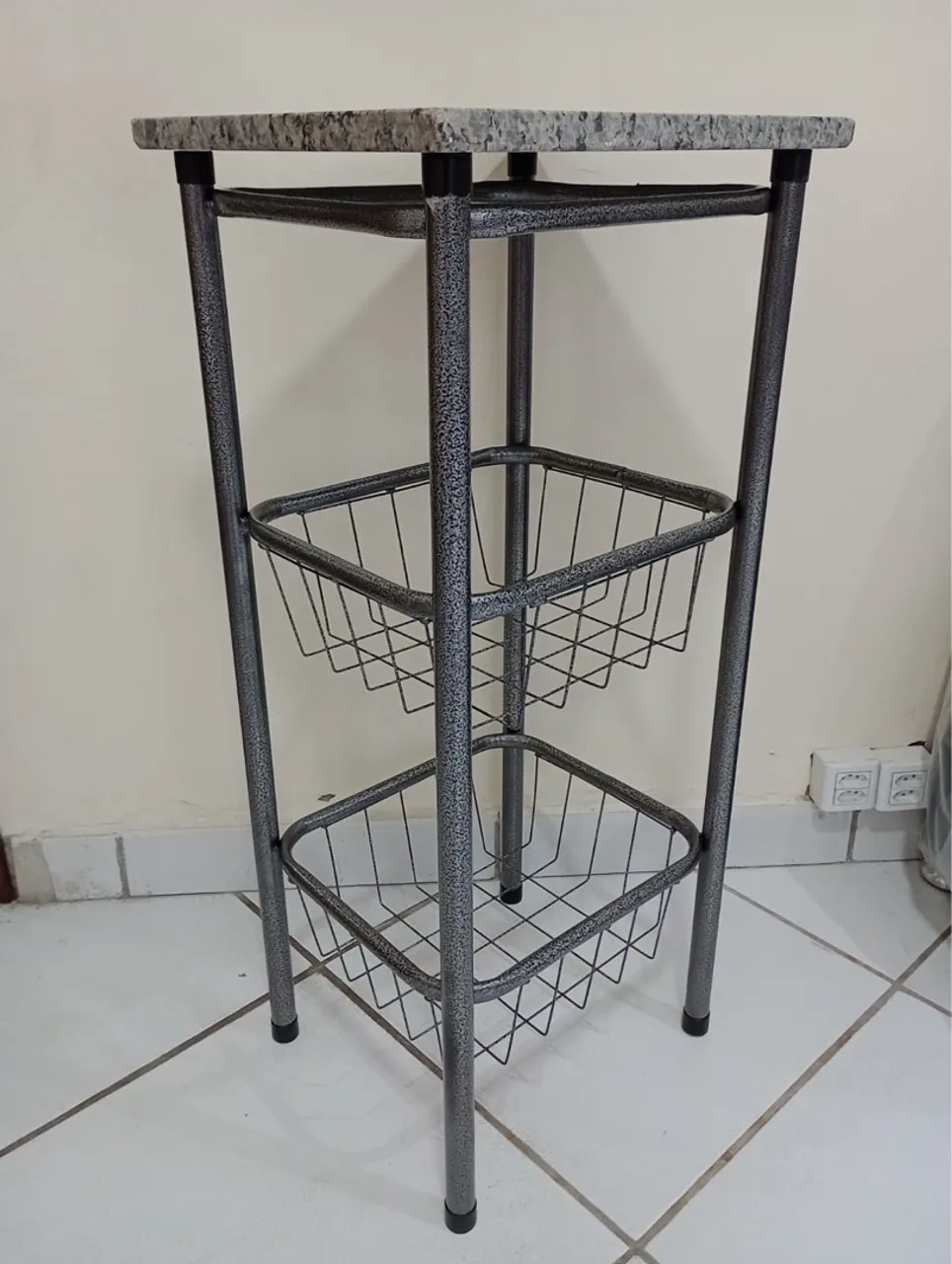 Prateleira de Metal com Cesto em Aço