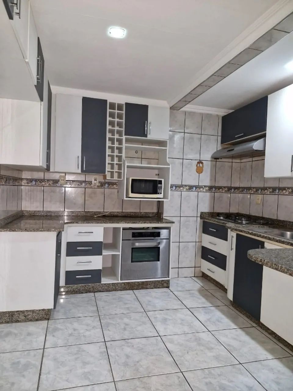 Alugo Casa de 4 Quartos com Hidro e mobília completa no Monte Castelo 