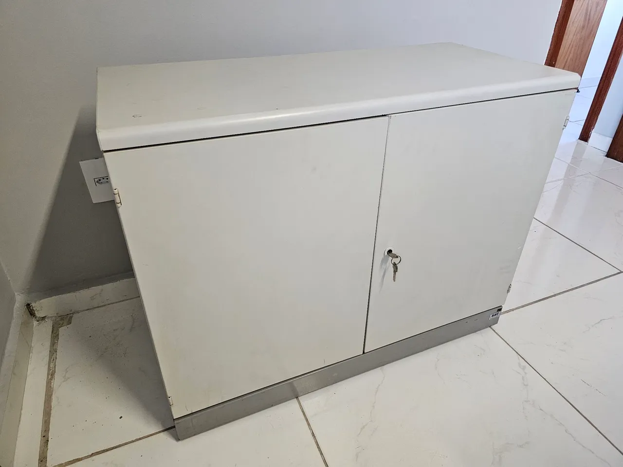 Armário Branco com Chave - Ideal para Organização