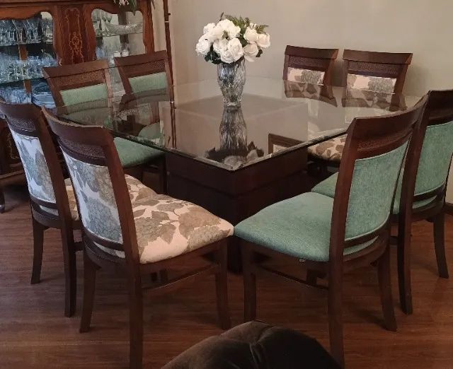 Mesa de jantar quadrada com 8 cadeiras 