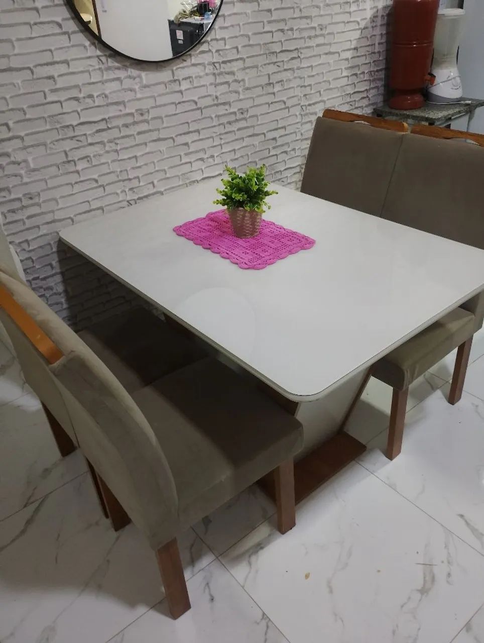 Mesa de jantar com 04 cadeiras.