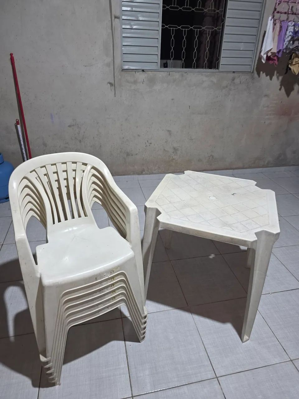 MESA E CADEIRAS DE PLÁSTICO USADAS - Foto 2