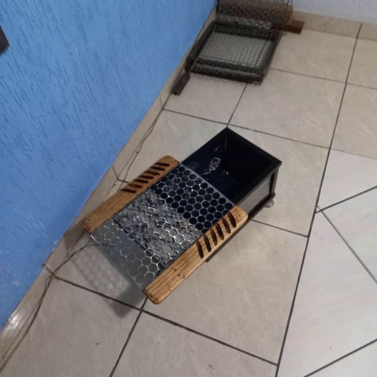 Churrasqueira com rodinhas e tabua pra carne - Foto 3