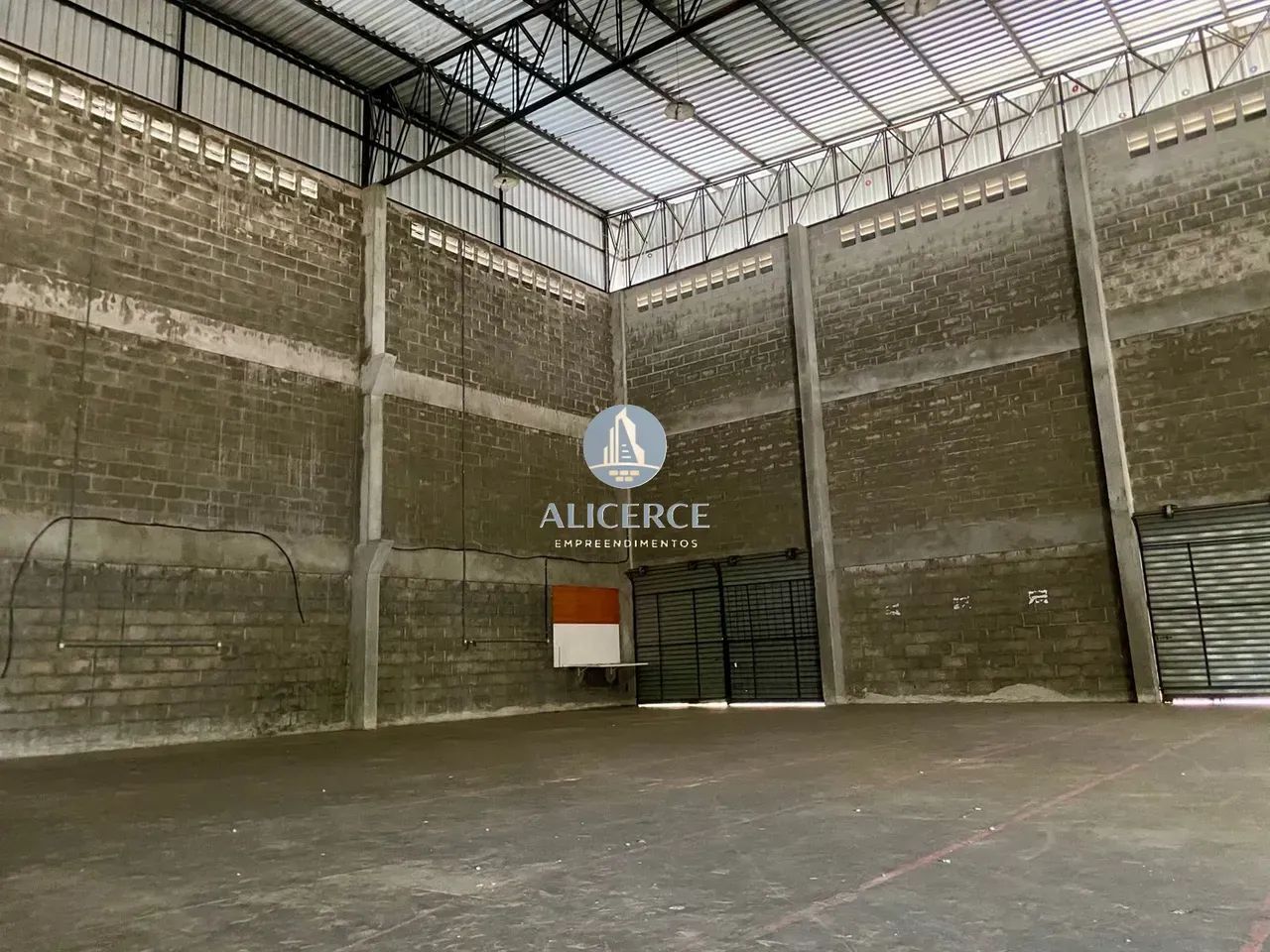 ALUGO GALPÃO DE 400 M2 NO NOVO ALEIXO COM DOCA