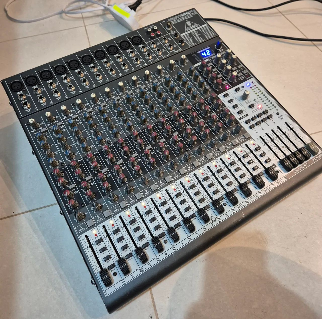 Mesa de Som Behringher Xenyx FX 2442 FX - Foto 5