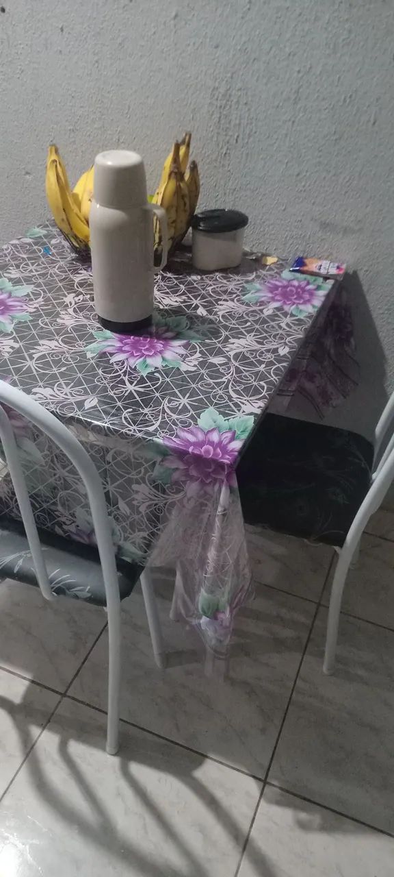 Vendo mesa de jantar de 4 cadeiras 