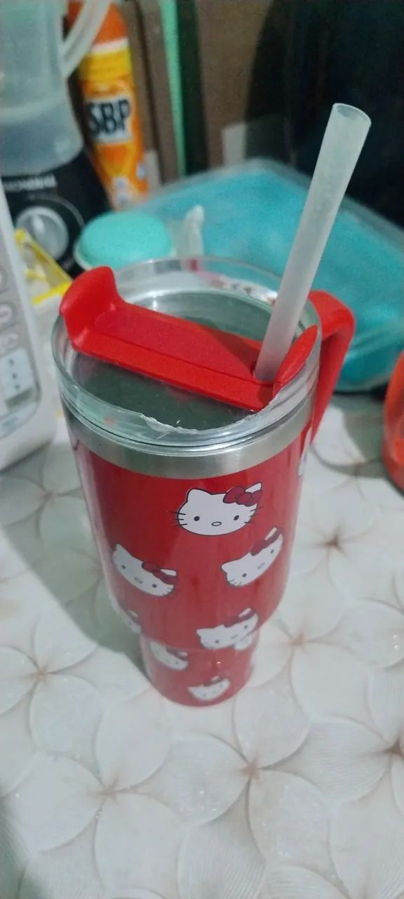Garrafa de 1L da hello kitty vermelha temu, com defeito - Foto 3