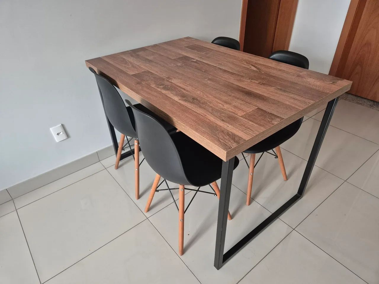 Mesa 4 cadeiras em MDF muito nova