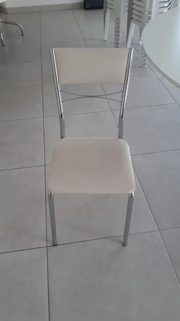 Mesas de madeiras e cadeiras - Foto 2