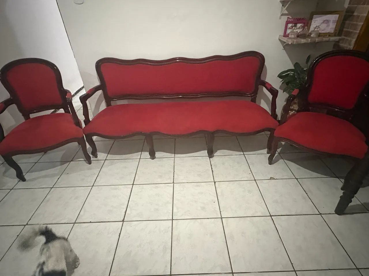 Vendo conjunto de sala clássico, composto por 3 peças.