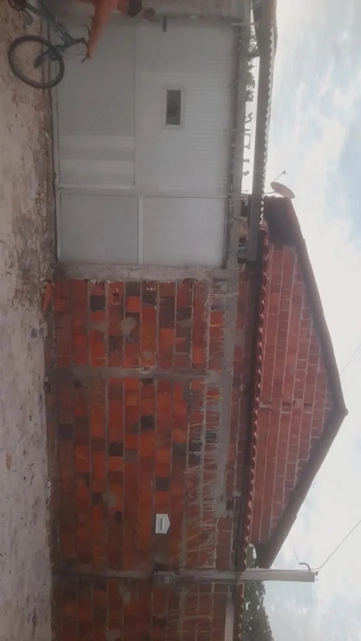 Vende-se casa com 2 lotes de terreno 
