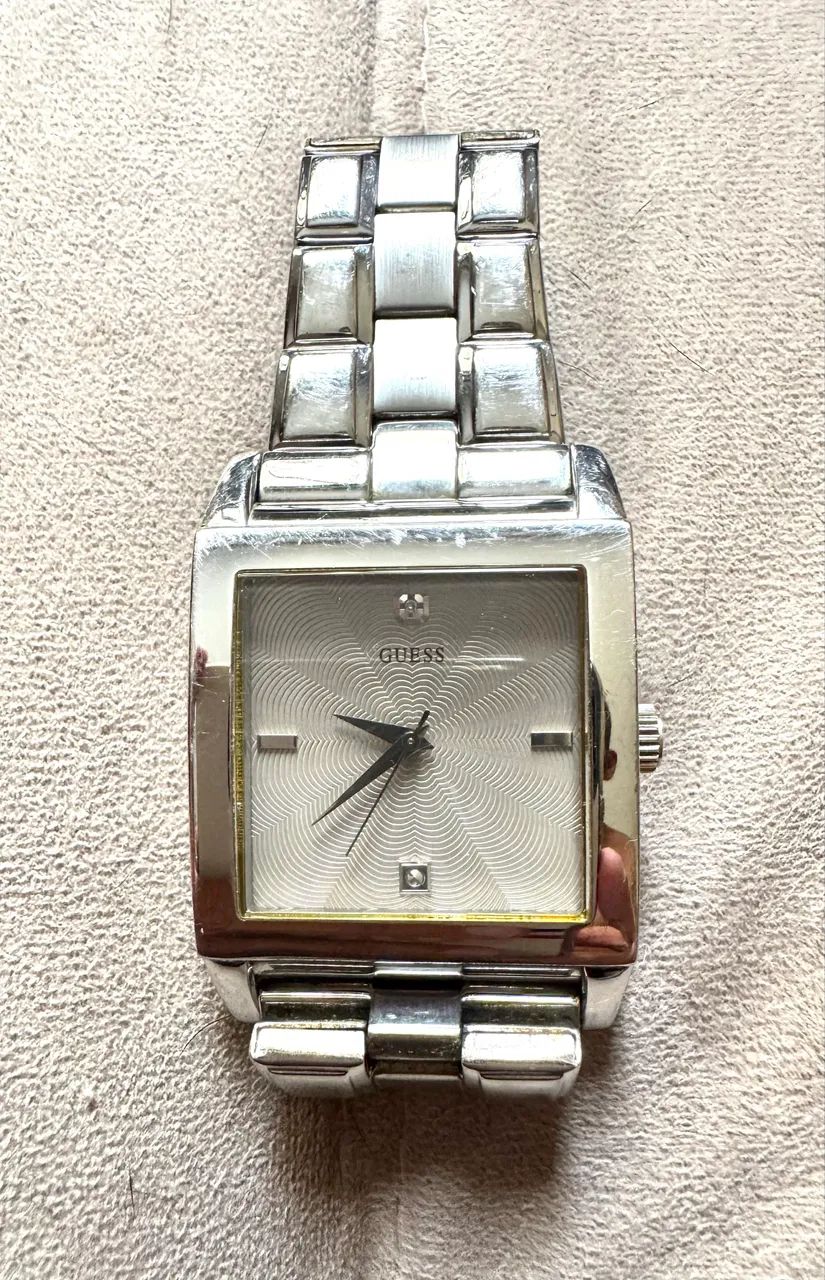 Relógio Guess prateado masculino! Bonito demais!
