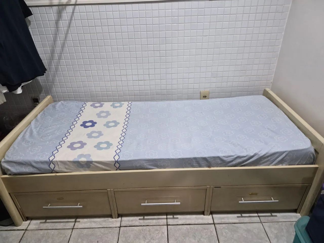     Cama de Solteiro com 3 Gavetas + Colchão | Ótimo Estado