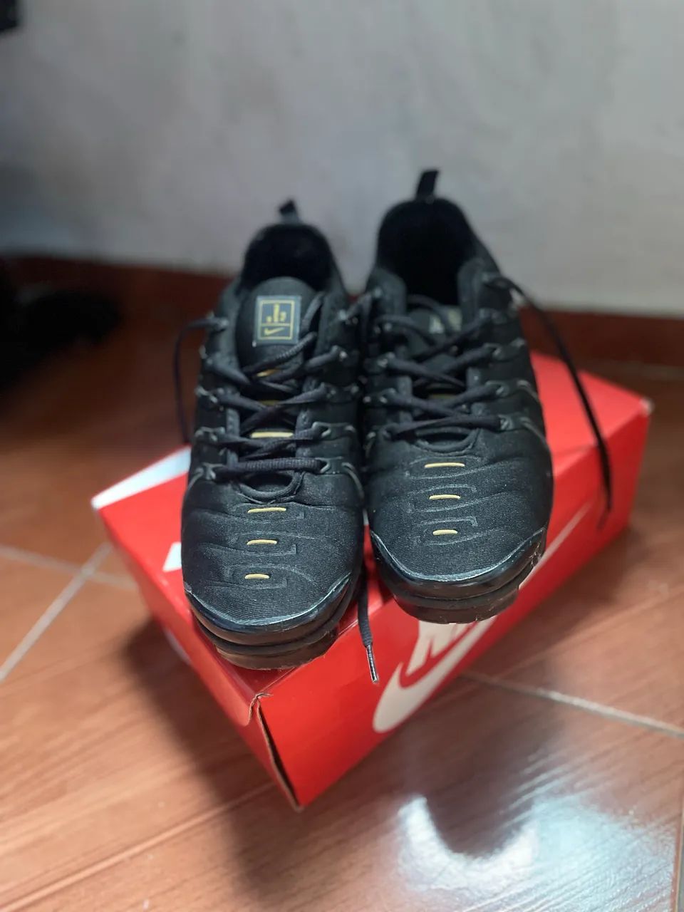 vapormax preto/dourado  - Foto 2