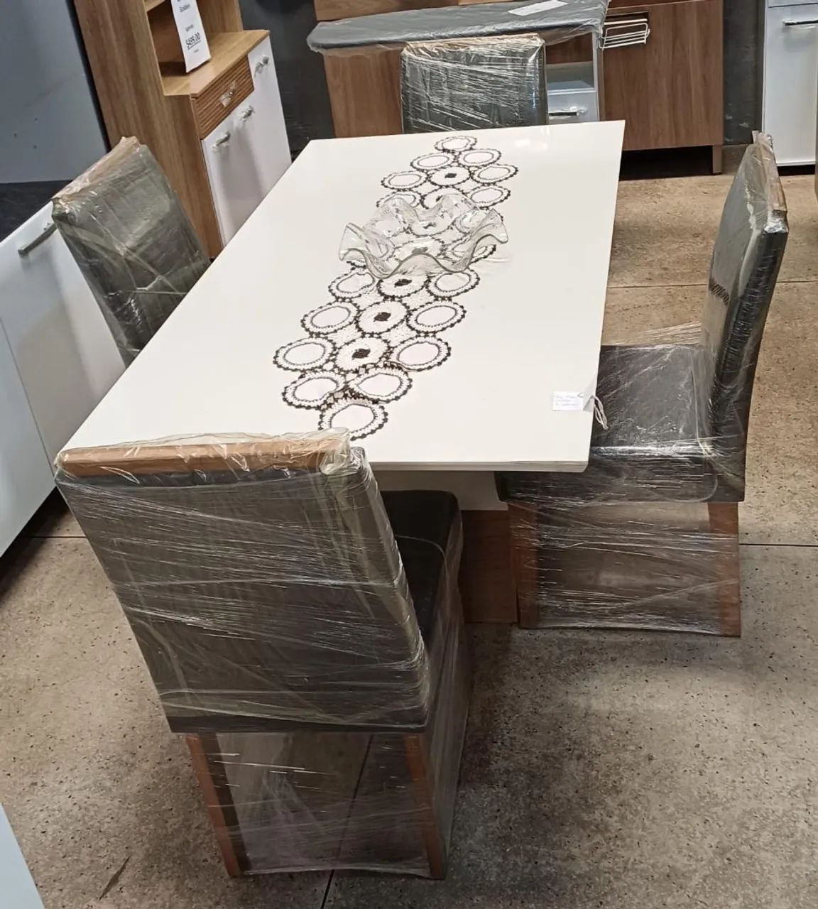 Mesa Grande 4 cadeiras estofadas 