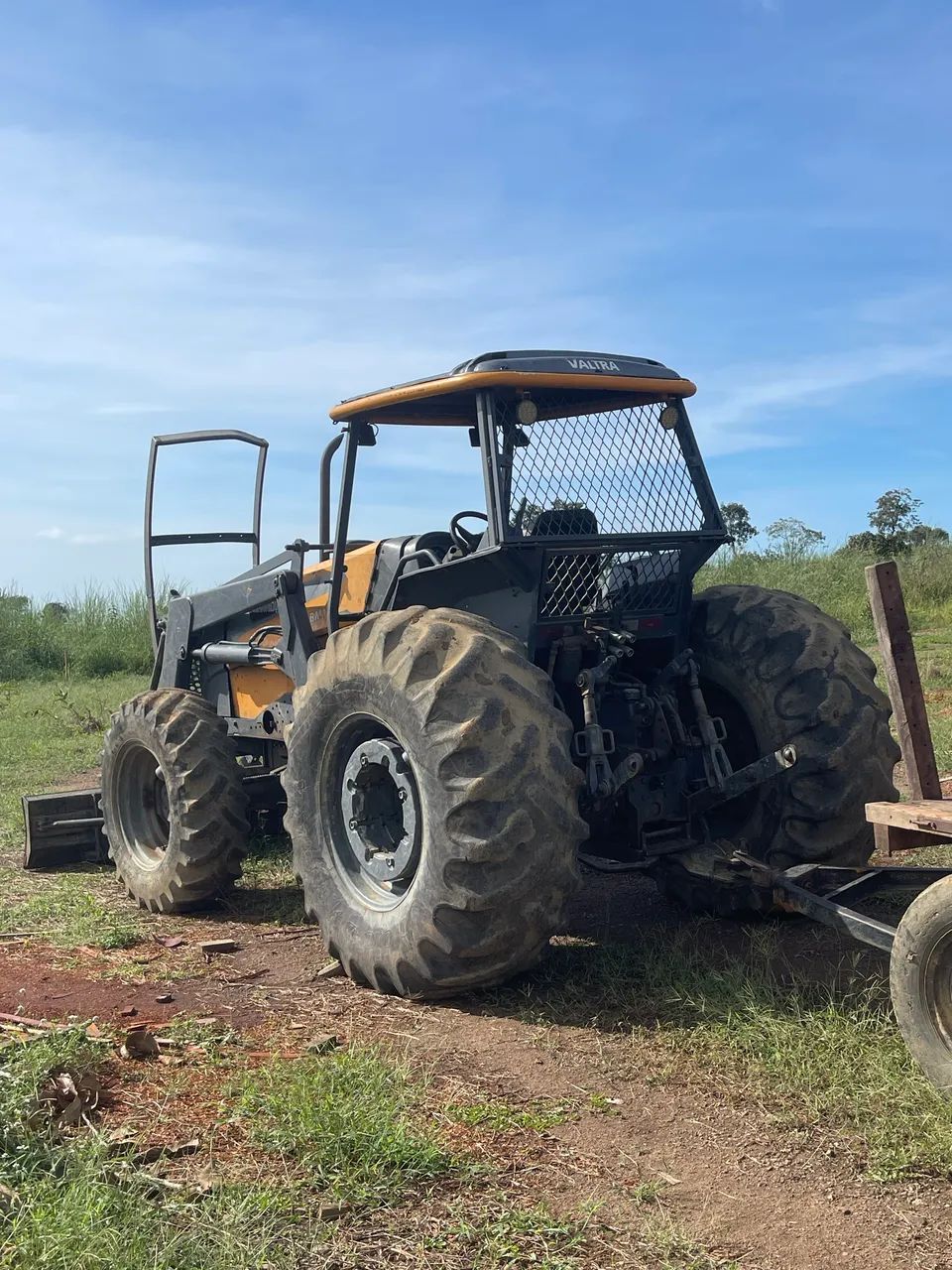 Trator valtra bm110 traçado 2015 Grade e lâmina Tatu 