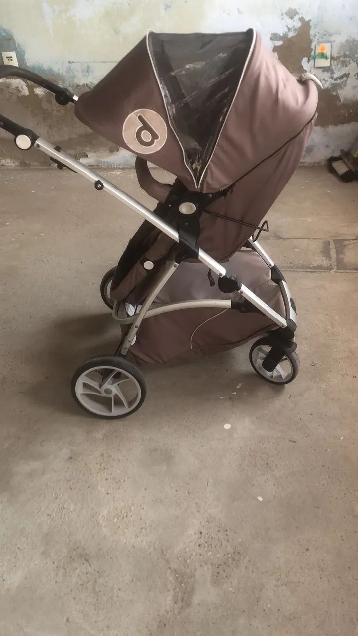 Carrinho d  eh bebê muito conservado