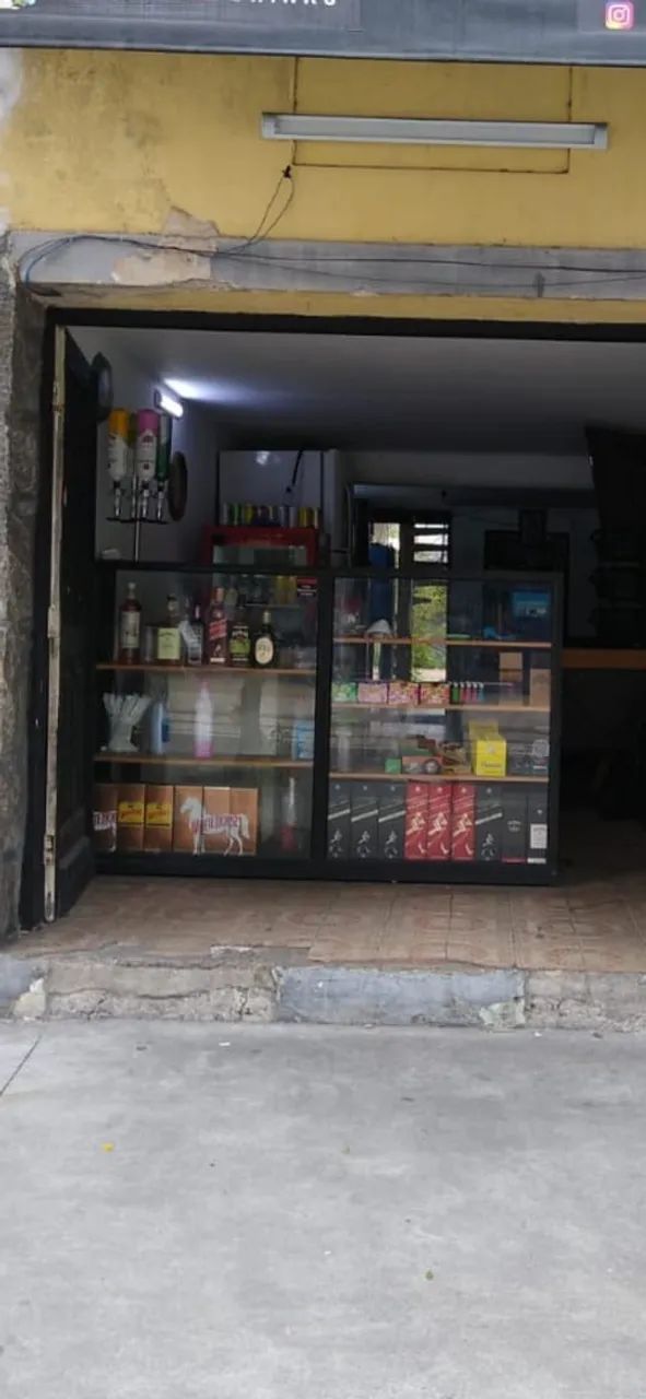 Balcão de madeira com expositor em vidro