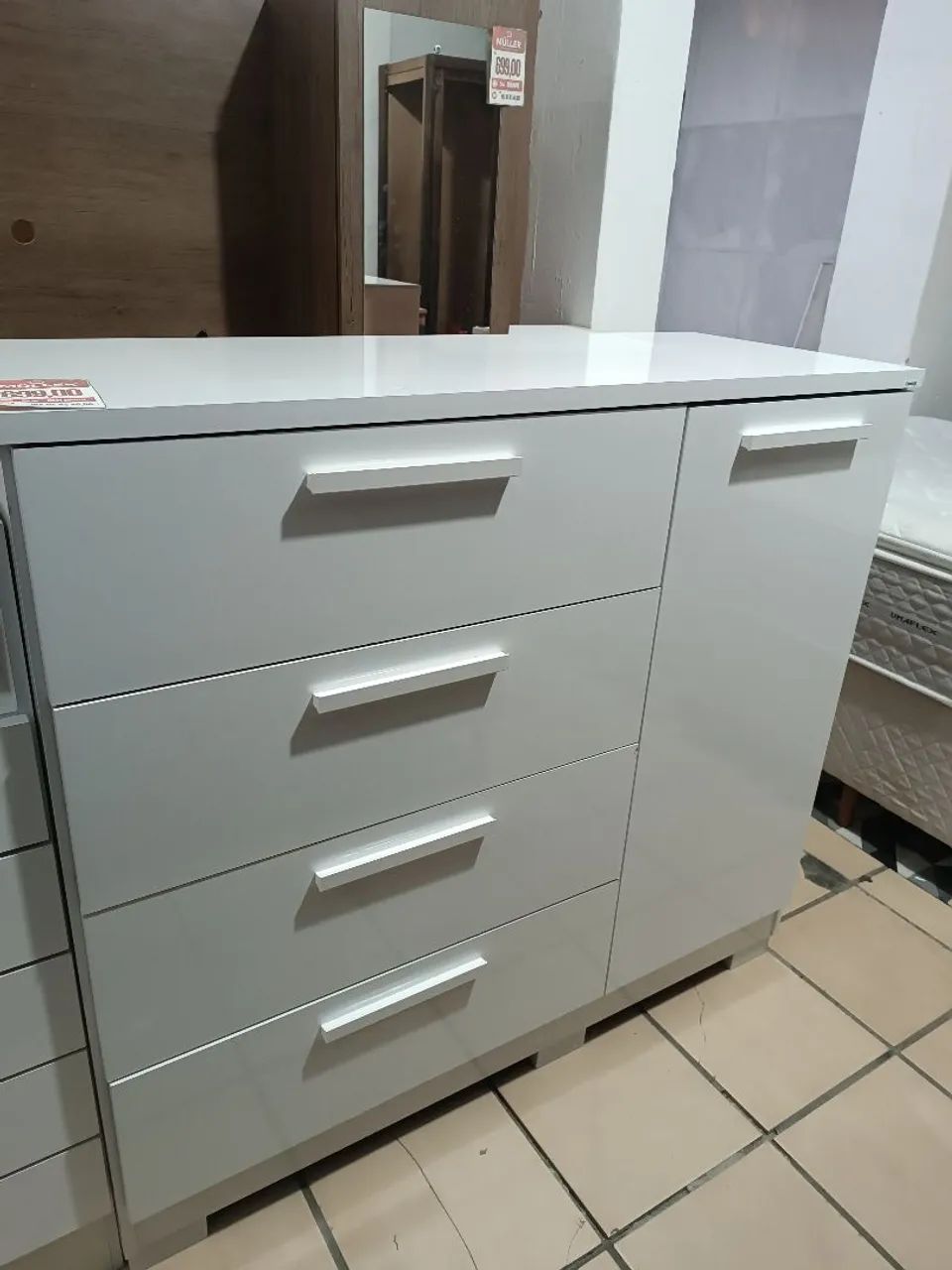 Cômoda de 4gavetas e 1 Porta