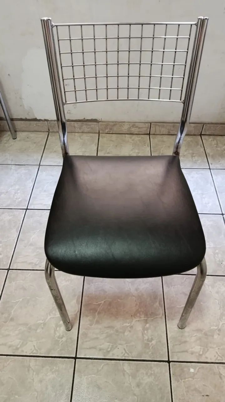 Mesa com tampo de vidro e cadeiras  - Foto 2