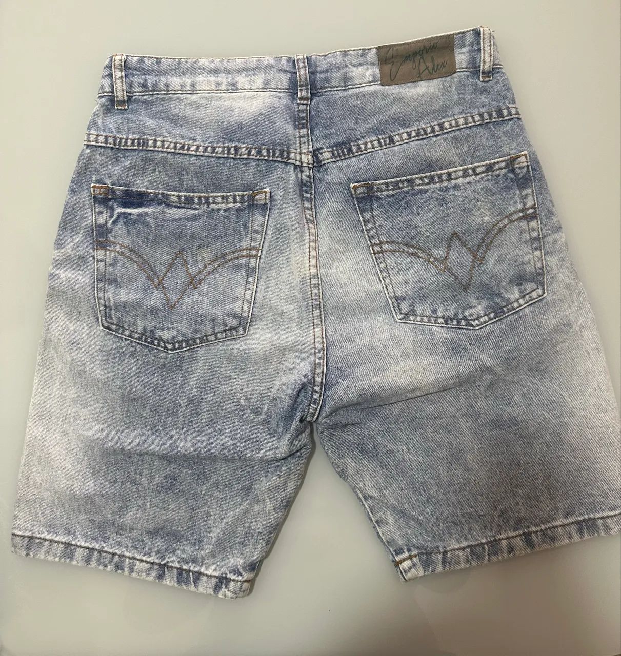 bermuda jeans masculina clara com puídos e barra desfiada- P - Foto 2