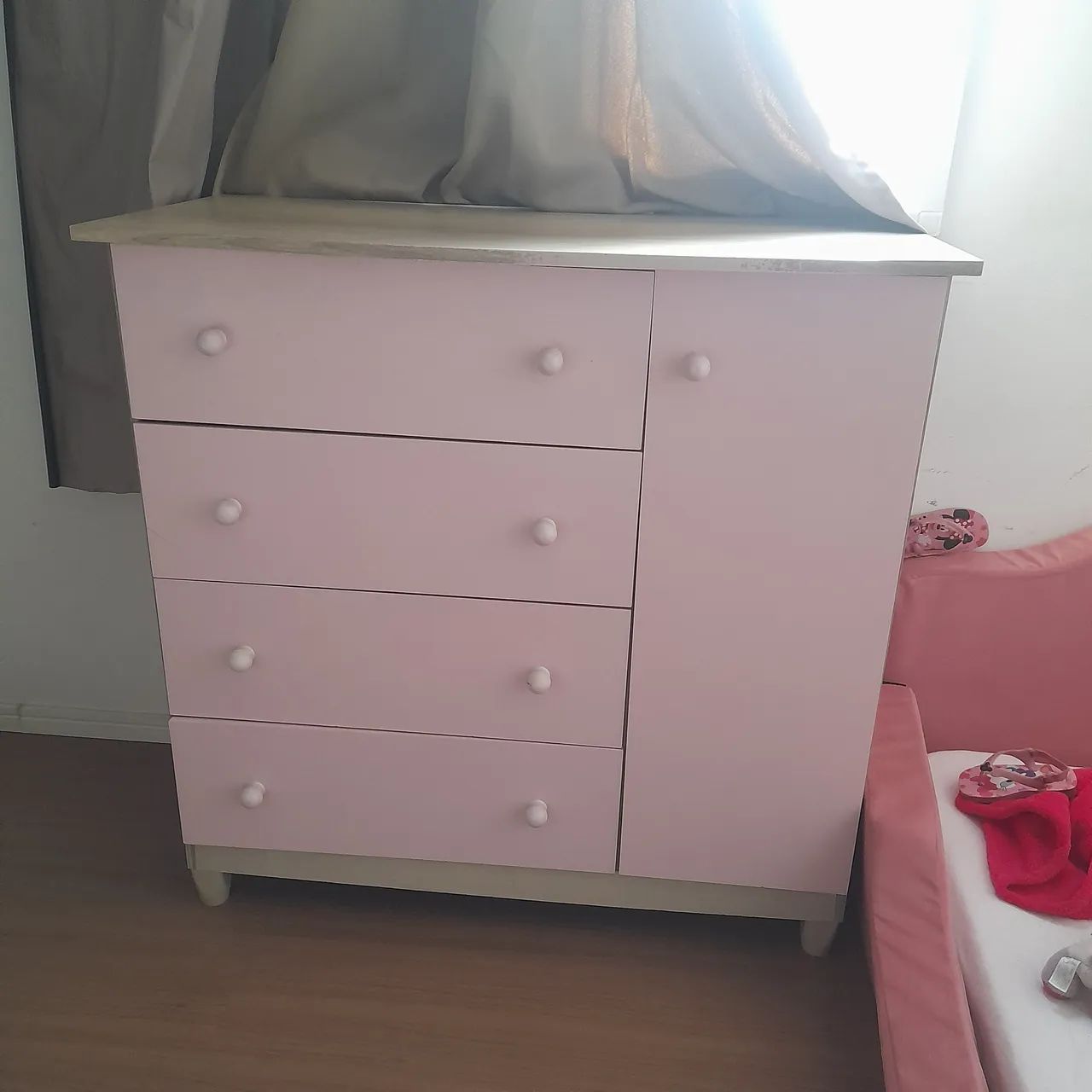 Cômoda rosa 