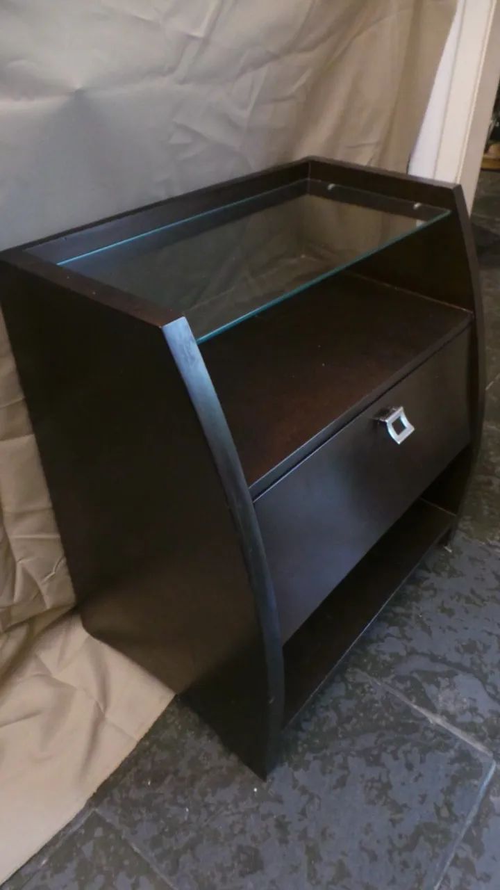 MESA DE CABECEIRA MADEIRA MACIÇA LOJA CASA SHOPING COM GAVETA E VIDRO - Foto 3