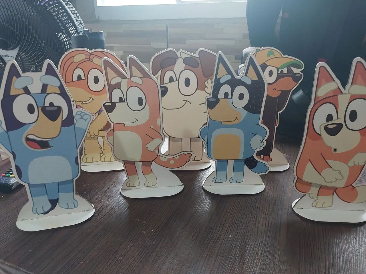 Personagens em MDF Bluey com base (23cm)