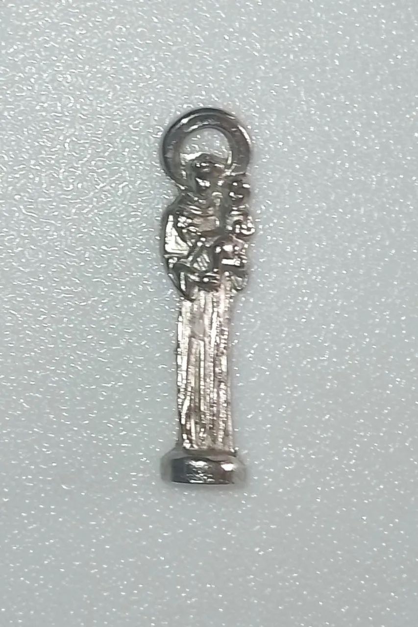 Vendo UM Santo Antônio Casamenteiro, com embalagem do bolo.