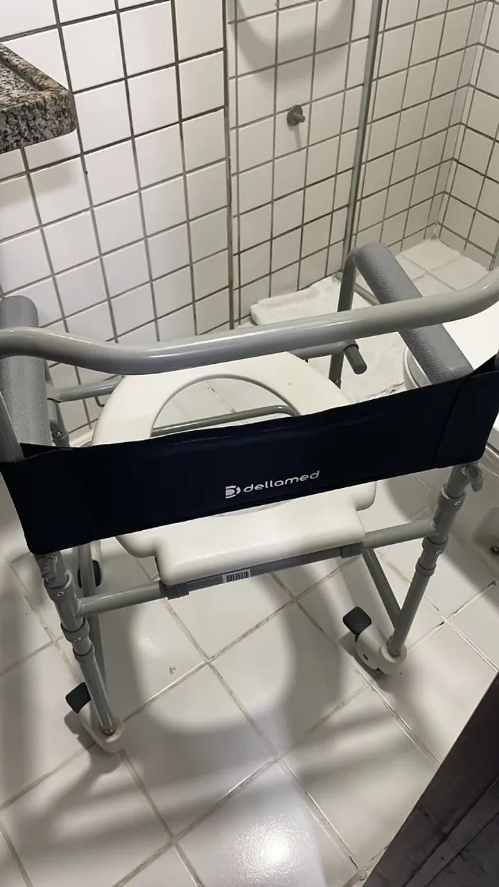 Cadeira de Banho e Higiênica Dellamed com Rodas