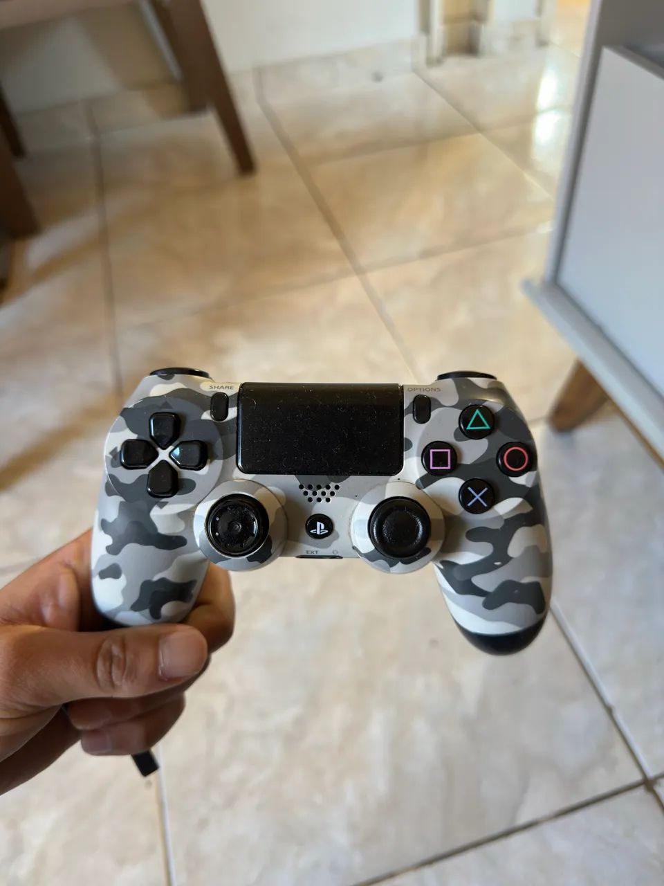 PS4 1 TB com duas manetes e jogos. - Foto 3